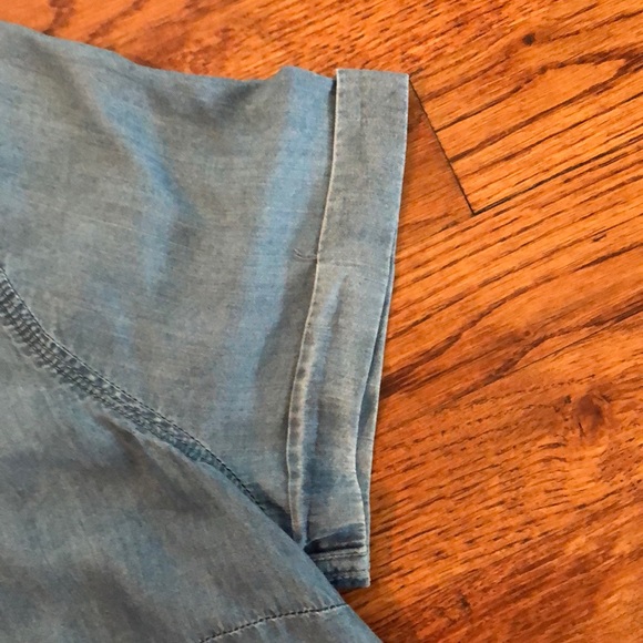 🪸HP🪸 Crown and Ivy Chambray top - Picture 3 of 4